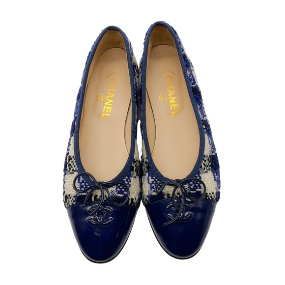 CHANEL BLUE / IVORY CC LOGO PATENT LEATHER CAP TOE CHECKERED TWEED BALLET FLATS - Picture 9 of 11